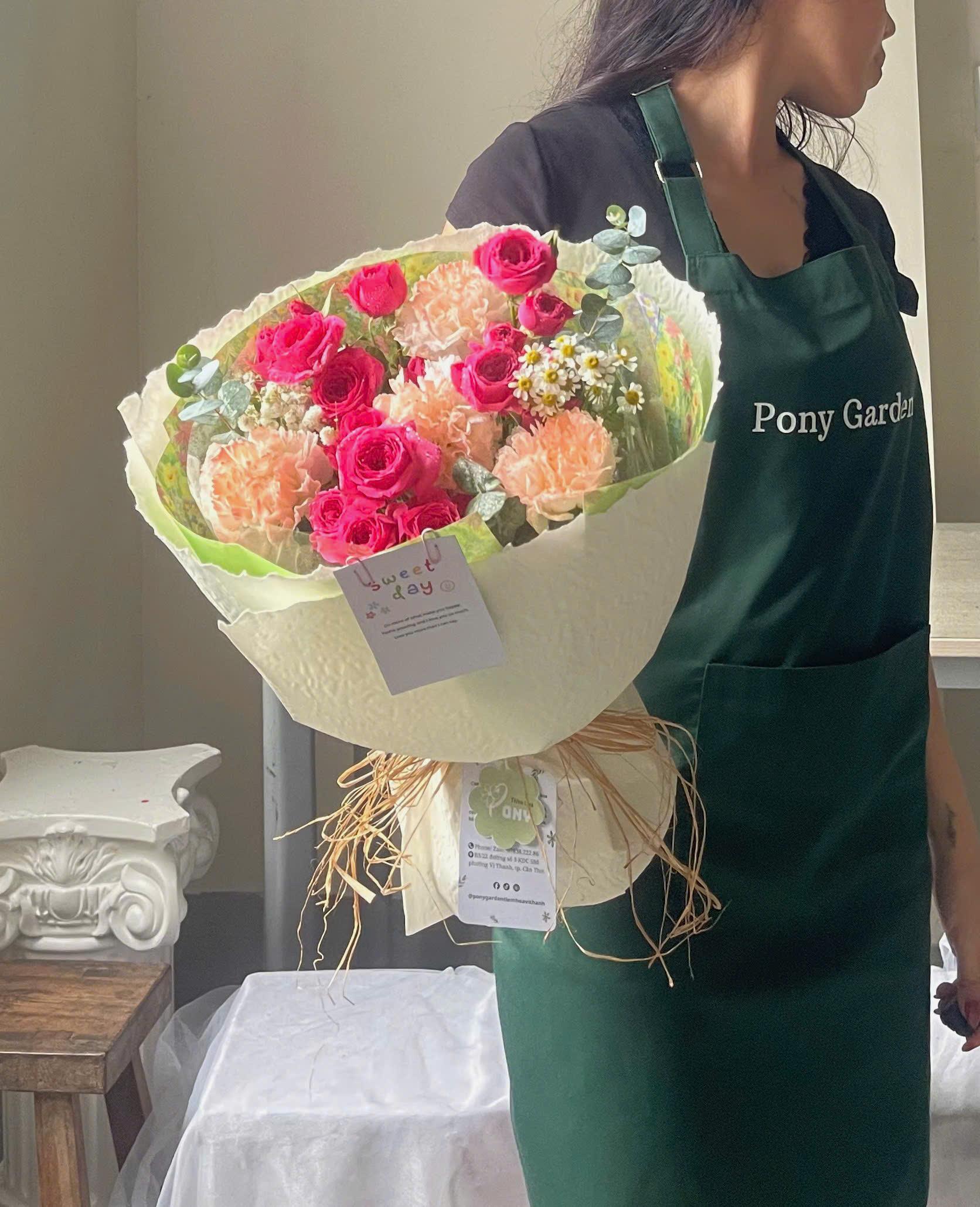 Bó hoa sofia x phăng dâu gói giấy thủ công